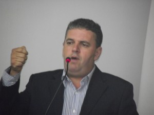 Vereador Hilton de Aguiar (PMDB) parte para cima da administração de Vladimir Azevedo – Seus alvos prediletos são os secretários, todos hilton de aguiar - vereador